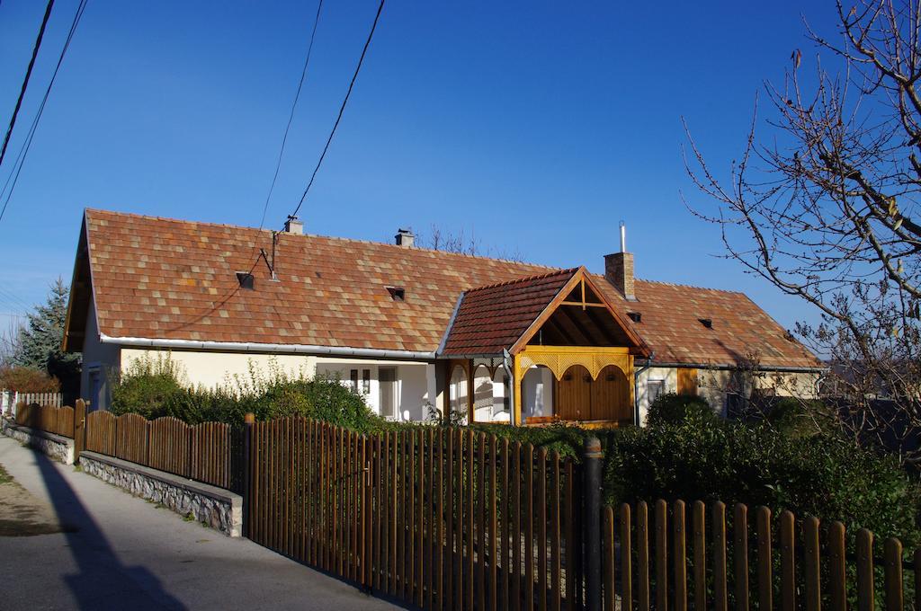 Devenyi Vendeghaz Apartment Csesznek Luaran gambar